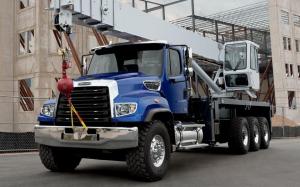 Freightliner 114SD Crane